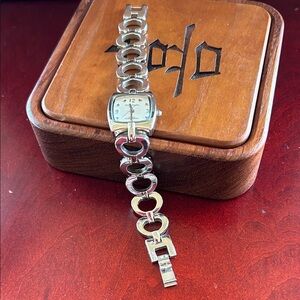 Vintage Silver tone bracelet watch Water resistant working battery